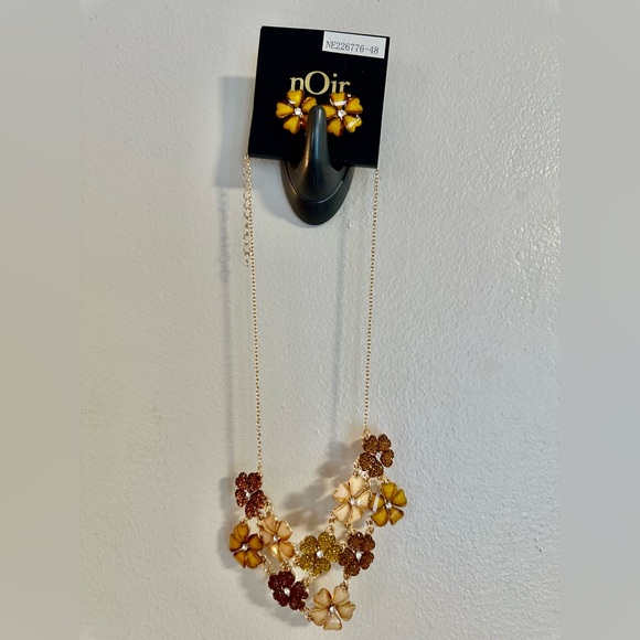 New NOIR Jewelry Gold Flower Earrings and Necklace Set - Picture 1 of 7
